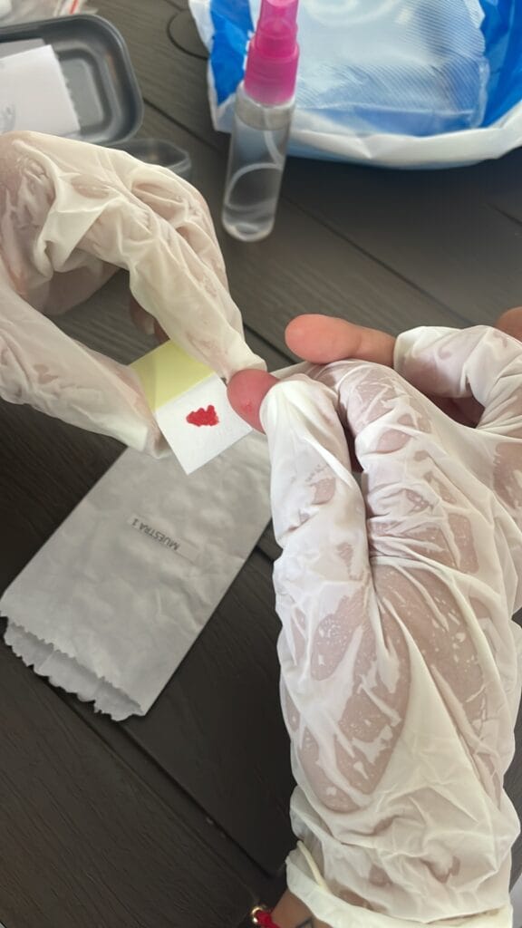 toma de muestra de saliva con hisopo para prueba de paternidad