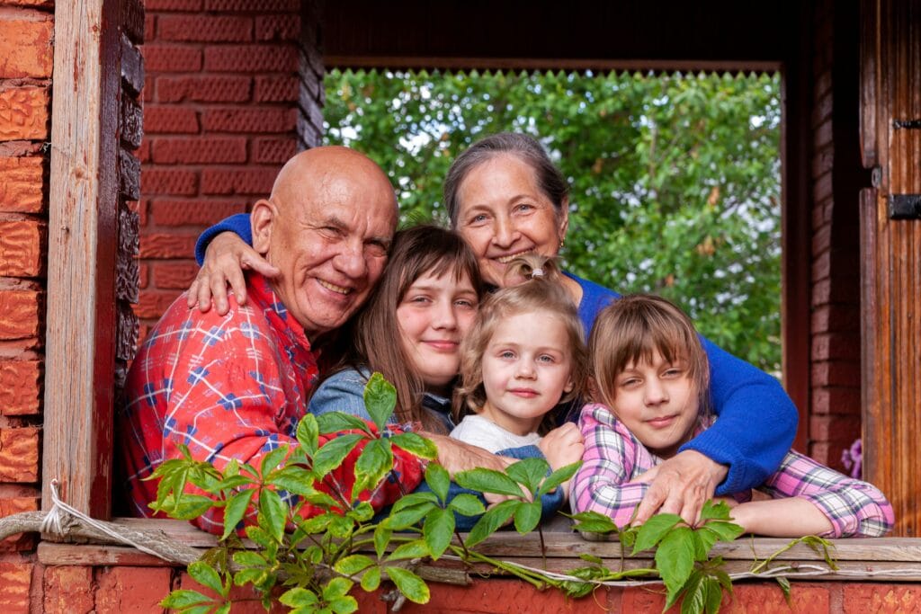 Familia de varias generaciones —abuelos, padres y nietos— unida, en el contexto de una prueba de paternidad sin el padre