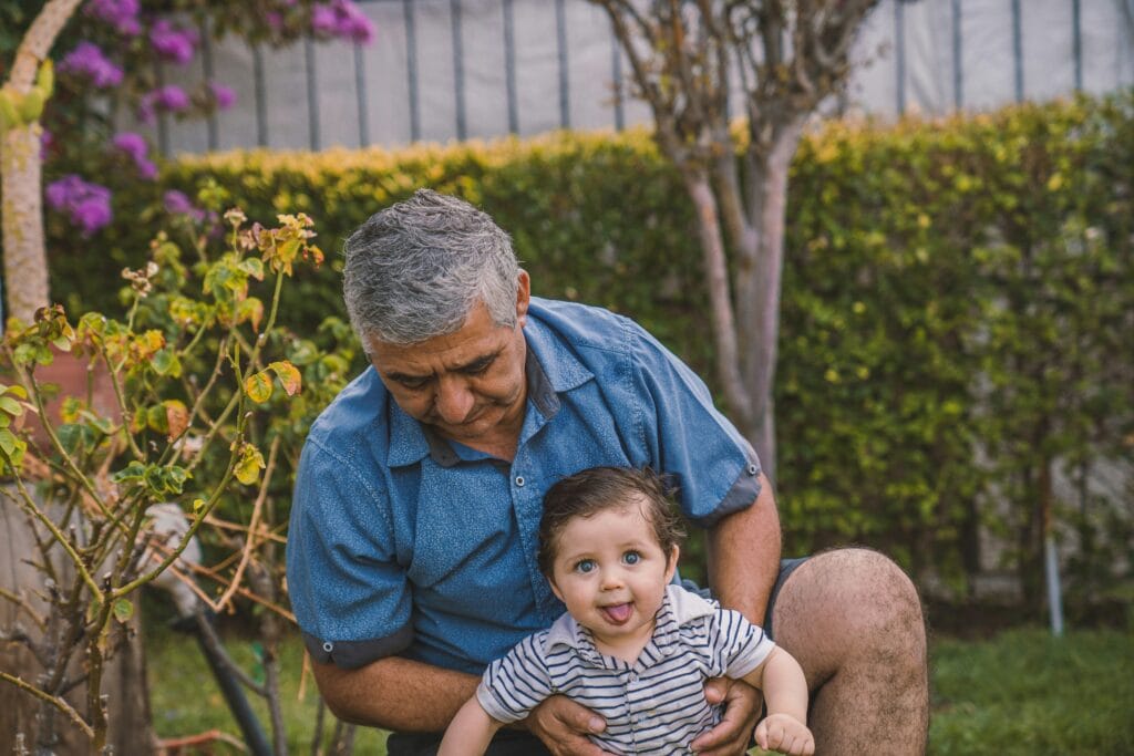 Abuelo y nieto varón juntos, ejemplo de prueba de ADN por línea paterna