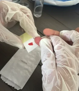 Toma de muestra de sangre para prueba de abuelidad por ADN en casa