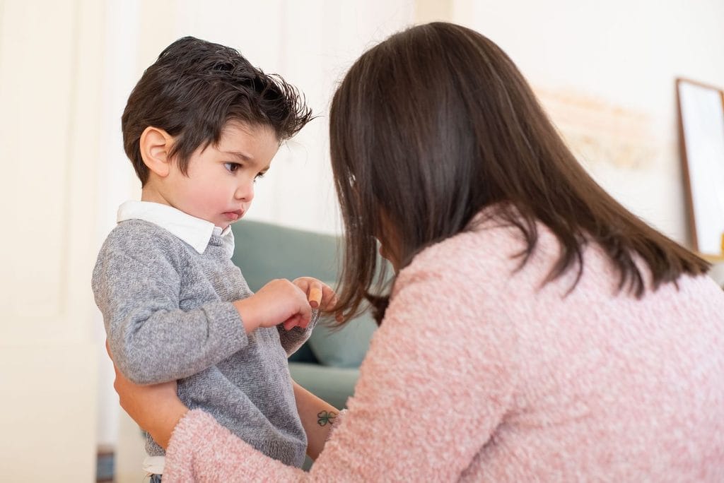 madre e hijo listo para realizar una prueba  de paternidad discreta en DNA en CASA
