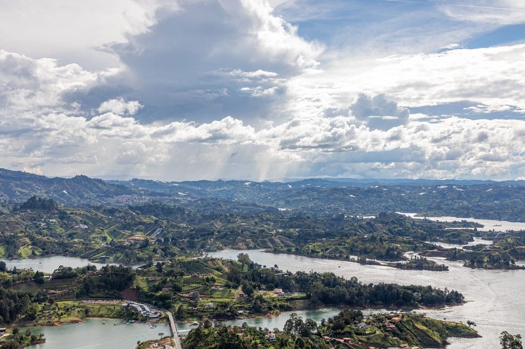 Paisaje de la región andina colombiana, ilustrando la diversidad regional que refleja la composición genética del país