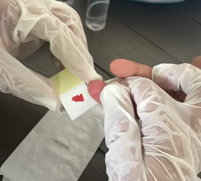 Toma de muestra de sangre para prueba de abuelidad por ADN en casa