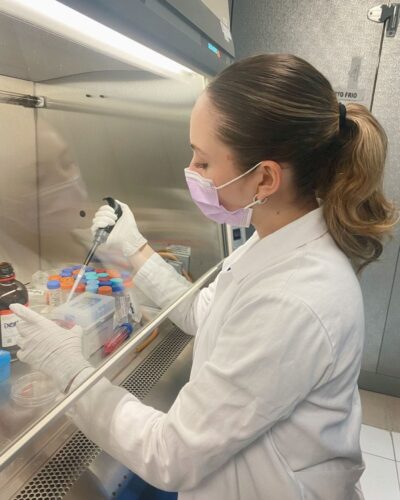 genetista haciendo pruebas de laboratorio en pruebas de ADN